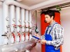 Junger Heizungs Techniker in Heizraum bei Heizanlage